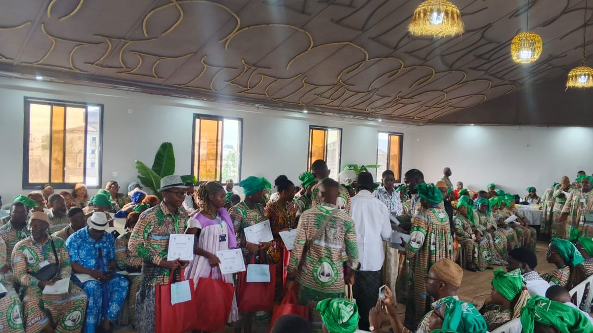 Remise des distinctions dans la salle — rencontre Bonateki